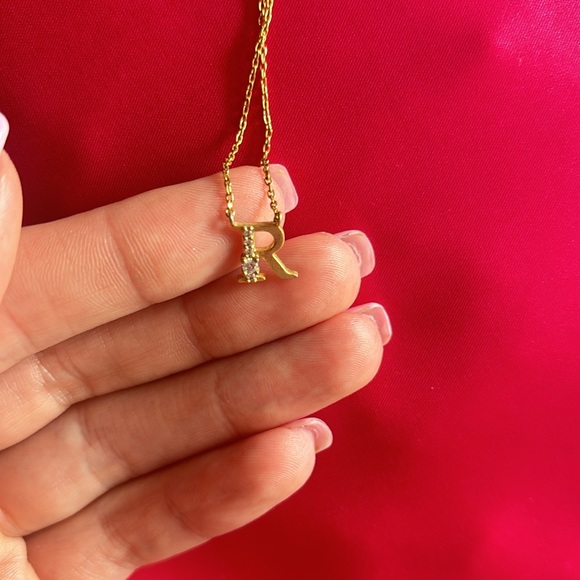 Gold “R” necklace - Picture 6 of 6